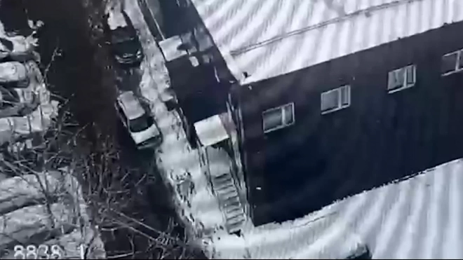 Мужчину травмировало льдом, упавшим со здания на западе Москвы