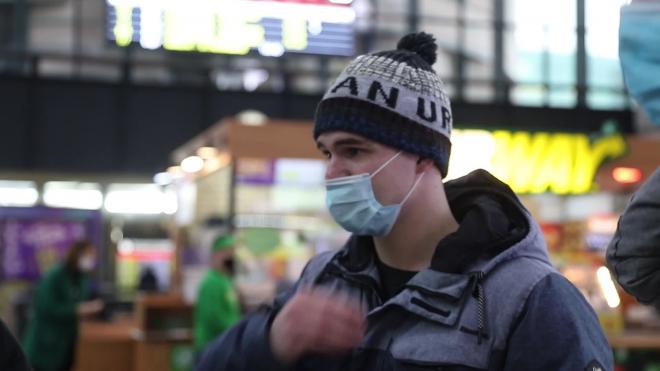 Чиновники и полиция проверили пассажиров Ладожского вокзала на наличие масок