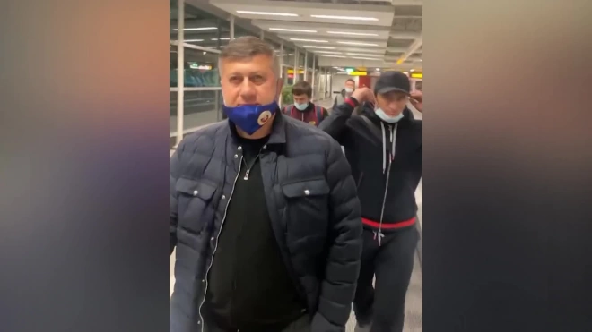 Российских борцов не пустили на рейс в Амстердаме из-за масочного режима