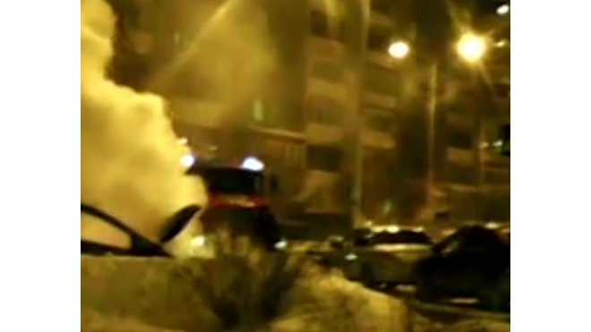 В одном из дворов Тюмени выгорела "Мазда" (видео)