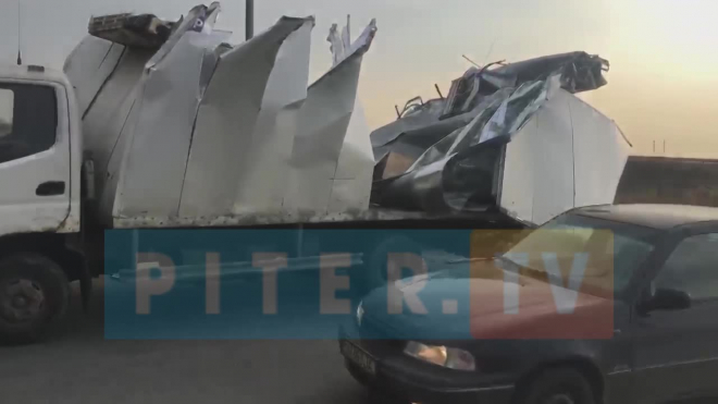 Видео: "мост глупости" разорвал грузовик в клочья 