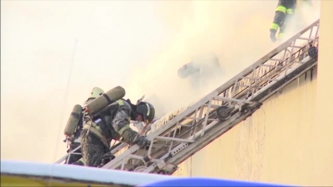 Из огня в доме на Рижском проспекте пришлось эвакуировать 13 человек