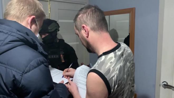 Полиция наведалась домой к мужчине, который подозревается в нападении на полицейских на митинге в Петербурге