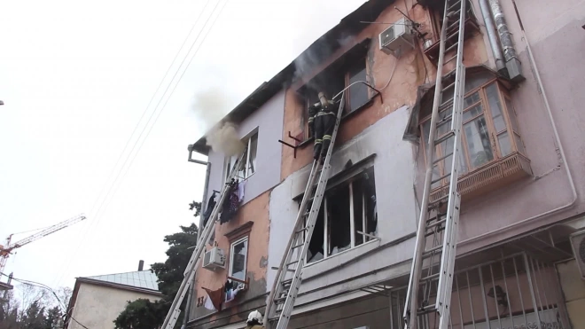 Взрыв газового баллона привел к пожару в жилом доме в Ялте