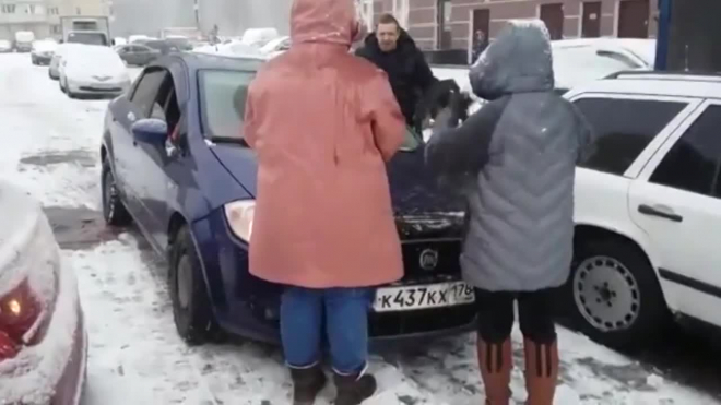 Появилось видео, как в Новом Девяткино мужчина пытался задавить людей