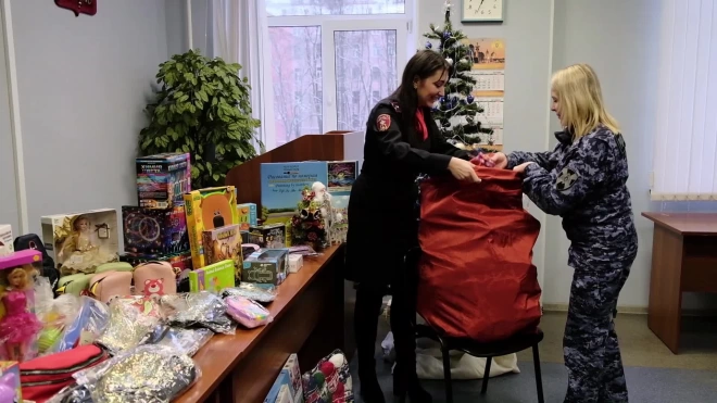 Росгвардейцы присоединились к сбору новогодних подарков для подопечных Детского хосписа в Петербурге