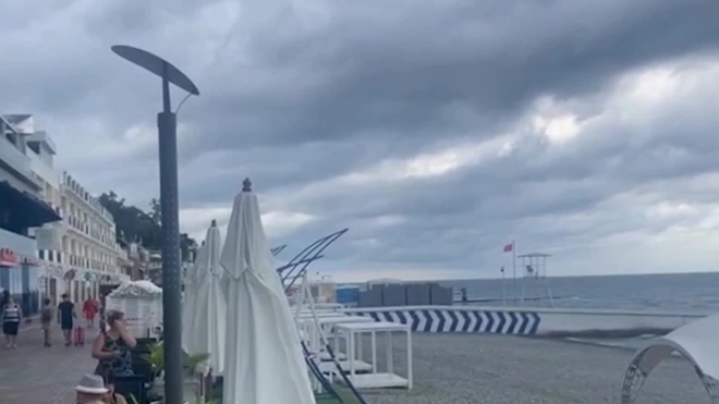 Пляжи в Сочи закрыли для купания из-за непогоды