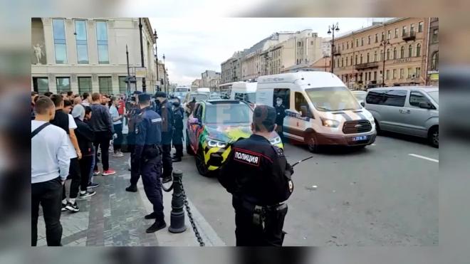 В Петербурге задержали уличного музыканта после исполнения песни про полицию