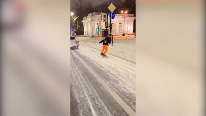 Петербуржец прокатился по Невскому проспекту на сноуборде видео