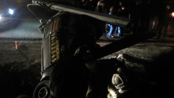 Таксистка насмерть разбилась о столб в Красном Селе. Пассажир с тяжелыми травмами - в больнице