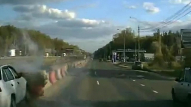 Ужасающее видео из Воронежа: пьяный водитель устроил несколько ДТП и сбил рабочего