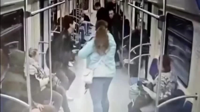 Москвичка ударила ножом женщину, громко разговаривавшую в метро по телефону