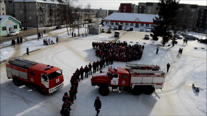 Спасатели Петербурга и Ленобласти поздравили женщин с 8 марта "живым тюльпаном из 300 человек