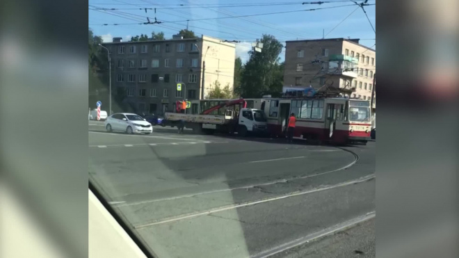 Трамвайное движение на Народной улице встало из-за ДТП с манипулятором