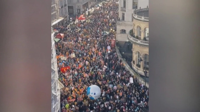 В Лондоне сотни тысяч человек вышли на забастовку из-за закона о минимальном уровне работы
