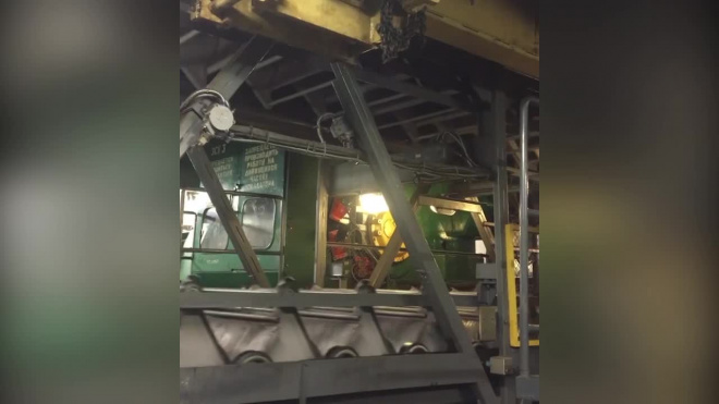 В метро Петербурга показали, как работает эскалатор изнутри