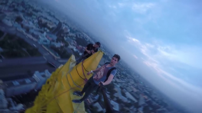 Дерзкий руфер из Петербурга снял видео на звезде сталинской высотки