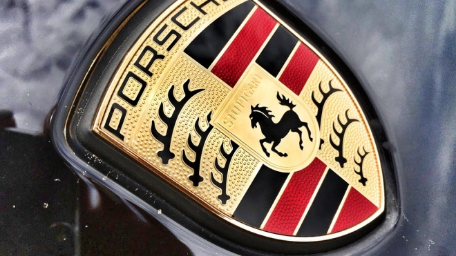 Лакшери ограбление: Богатеи обнесли бутик на Петроградке и скрылись на Porsche Cayenne