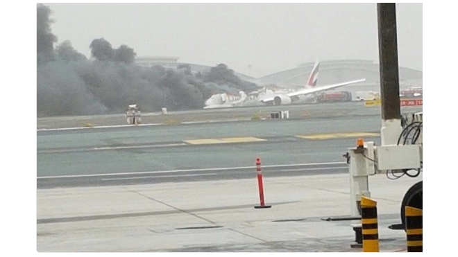 Появились фото Boeing, горящего в аэропорту Дубая
