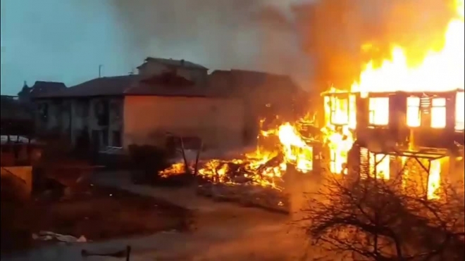 Очевидец снял горящий дом в Сочи