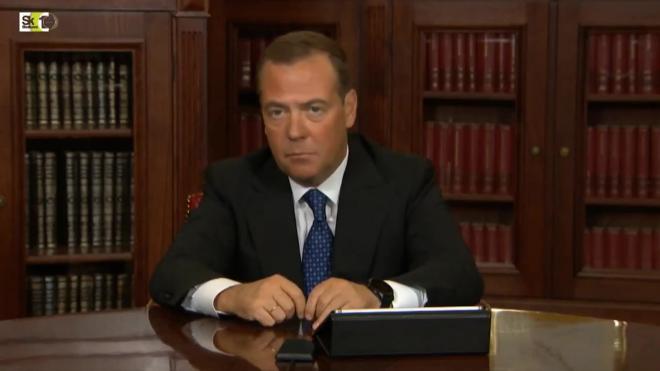 Медведев призвал продолжить дискуссию о четырехдневной рабочей неделе