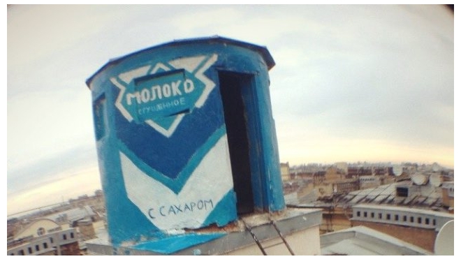 На крыше Петербурга появилась большая банка сгущенки