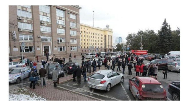 Видео: в Челябинске массово эвакуируют учебные учреждения