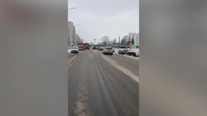 При уборке снега пострадали стекла припаркованных авто на Лени Голикова