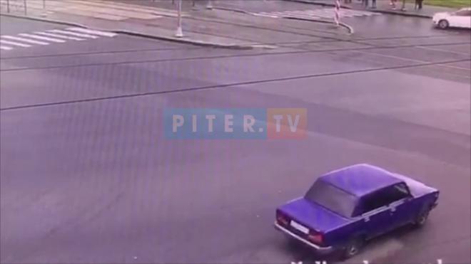 Видео: Молодые люди на "Жигулях" попали в ДТП на перекрестке улиц Маршала Казакова и Жукова