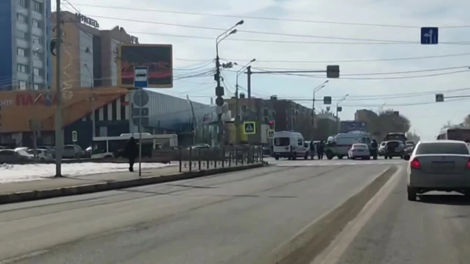 В Южно-Сахалинске столкнулись машина скорой помощи и автобус