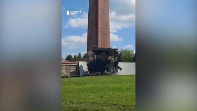 В Ровно сбросили с постамента памятник советским солдатам
