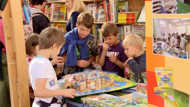 На "Книжных аллеях" открыли киоск с краеведческими играми