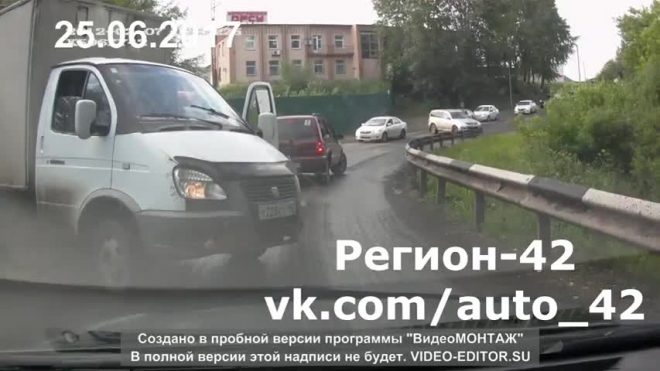 В Кемерово столкнулись экскаватор, "Газель" и внедорожник