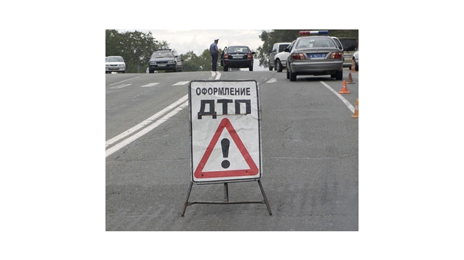 На Светлановском проспекте маршрутка попала в аварию, трое пострадали
