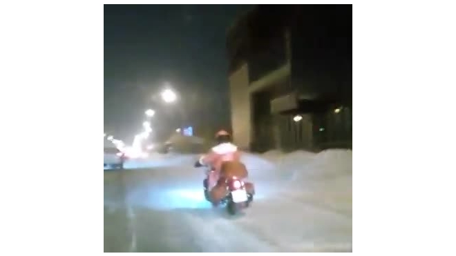 "Новый год к нам мчится": по улицам Омска на скутере ездит Дед Мороз