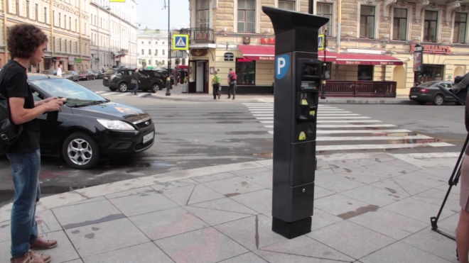 На первой платной парковке в Петербурге можно остановиться и не заплатить ни копейки