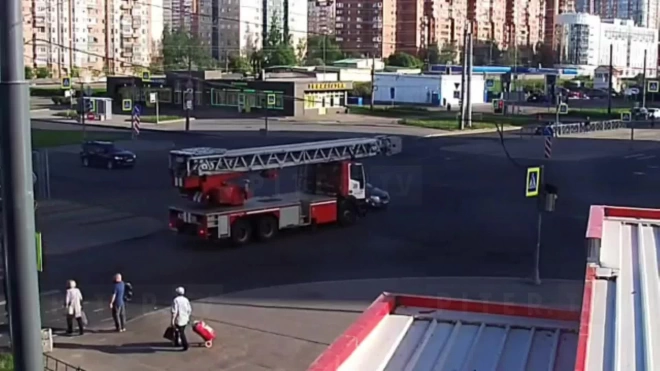 Видео: на перекрестке Захарова и Десантников столкнулись пожарная машина и легковой автомобиль