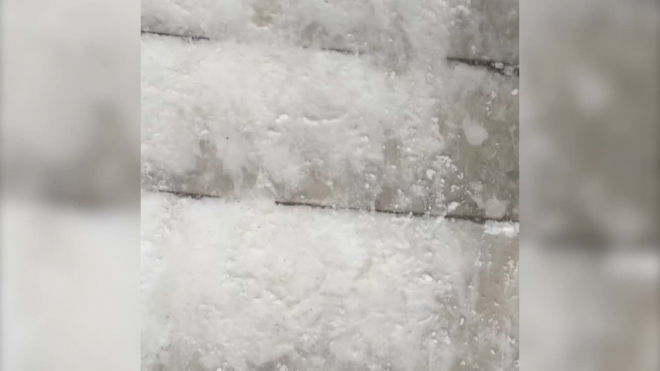 На "Удельной" недобросовестные уборщики превратили лестницу в ледяную горку