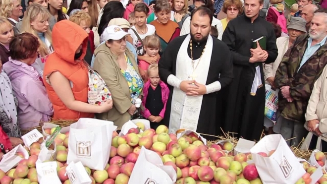 На Яблочный Спас петербуржцев угостили яблоками. Горожане съели всё