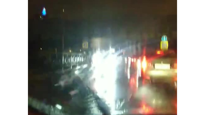 Проезд в Мурино затопило водой из-за дождя, сменившегося снегопадом