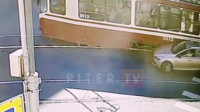 Видео: трамвай "притерся" к легковому автомобилю на Васильевском острове