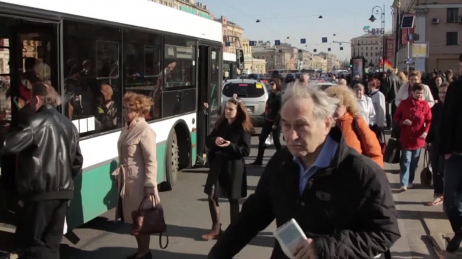В 2015 году в автобусах, следующих в аэропорт "Пулково", можно будет расплатиться банковскими картами