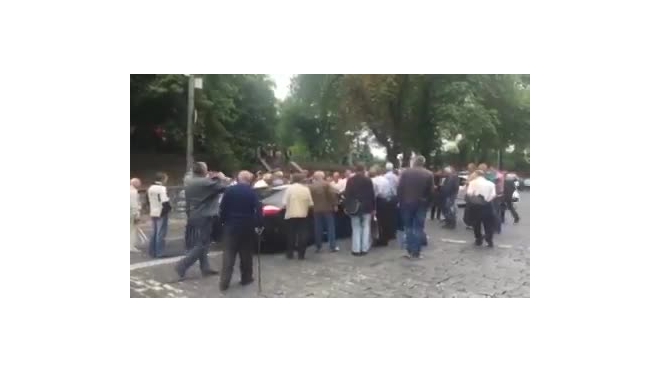 В Киеве автомобиль въехал в толпу митингующих у здания правительства