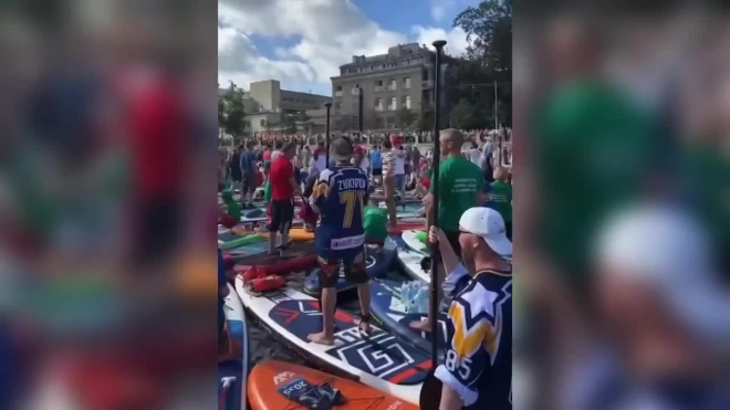 В Петербурге тысячи сап-серферов прошли по рекам и каналам