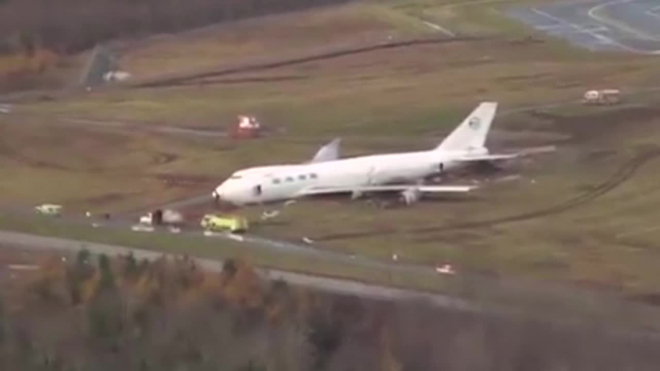 Видео: В Канаде грузовой Boeing 747 совершил жесткую посадку и выехал за ВПП