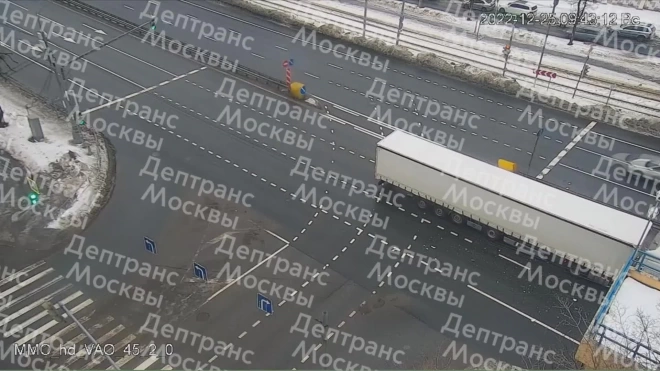 В Москве на шоссе Энтузиастов столкнулись фура и автомобиль