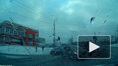 В Петрозаводске мужчина проехал на крыше автомобиля