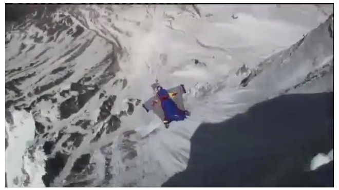 Российский спортсмен прыгнул с высоты 6,5 километра в Гималаях 