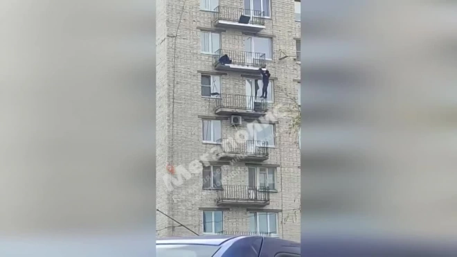 Петербуржцы волнуются: рабочие укрепляют балконы на Лени Голикова без страховки