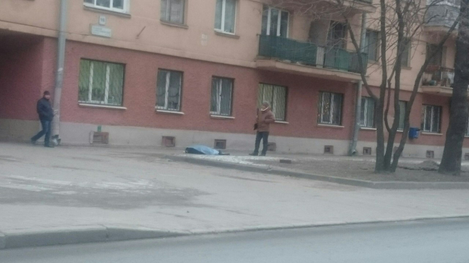 Пенсионерка разбилась насмерть после падения из окна на Большом Сампсониевском